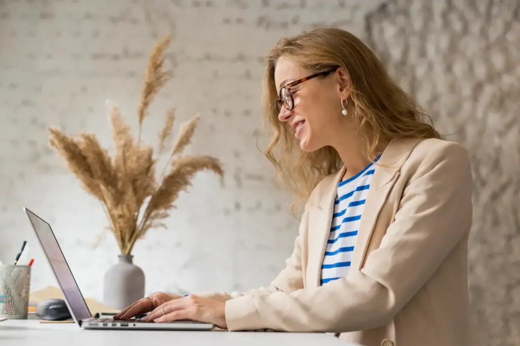 Une apprenante d'Ecoris Executive qui réalise sa VAE dans le domaine des Ressources Humaines.