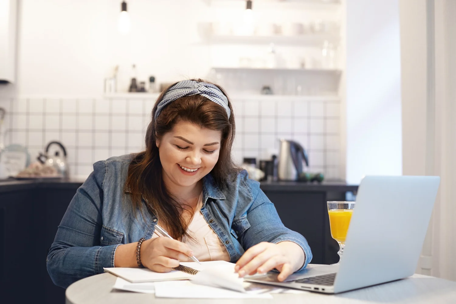Une jeune femme réalisant une reconversion professionnelle avec Ecoris Executive