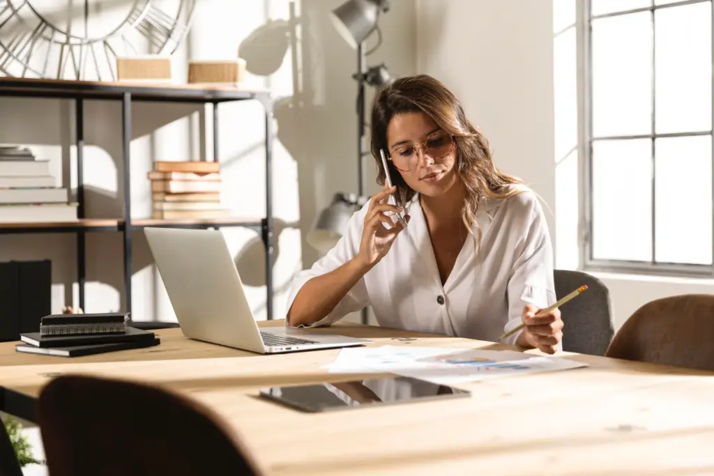 Une femme contactant Ecoris Executive pour avoir plus d'informations