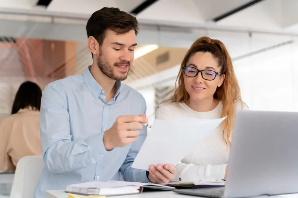 Deux apprenants qui réalisent leur formation chez Ecoris Executive