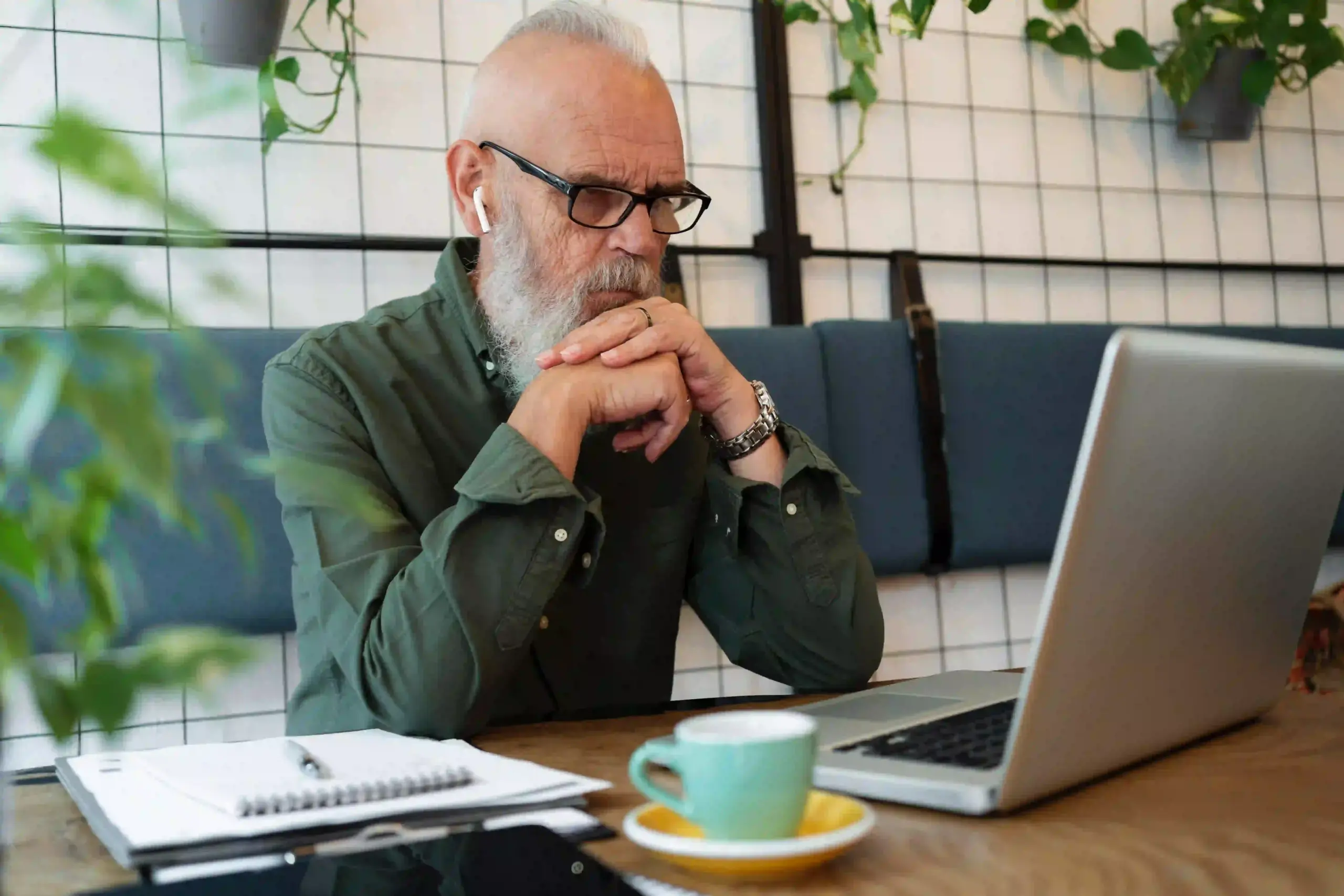 Un homme inscrit chez Ecoris Executive suivant ses cours pour valider son Titre Professionnel.