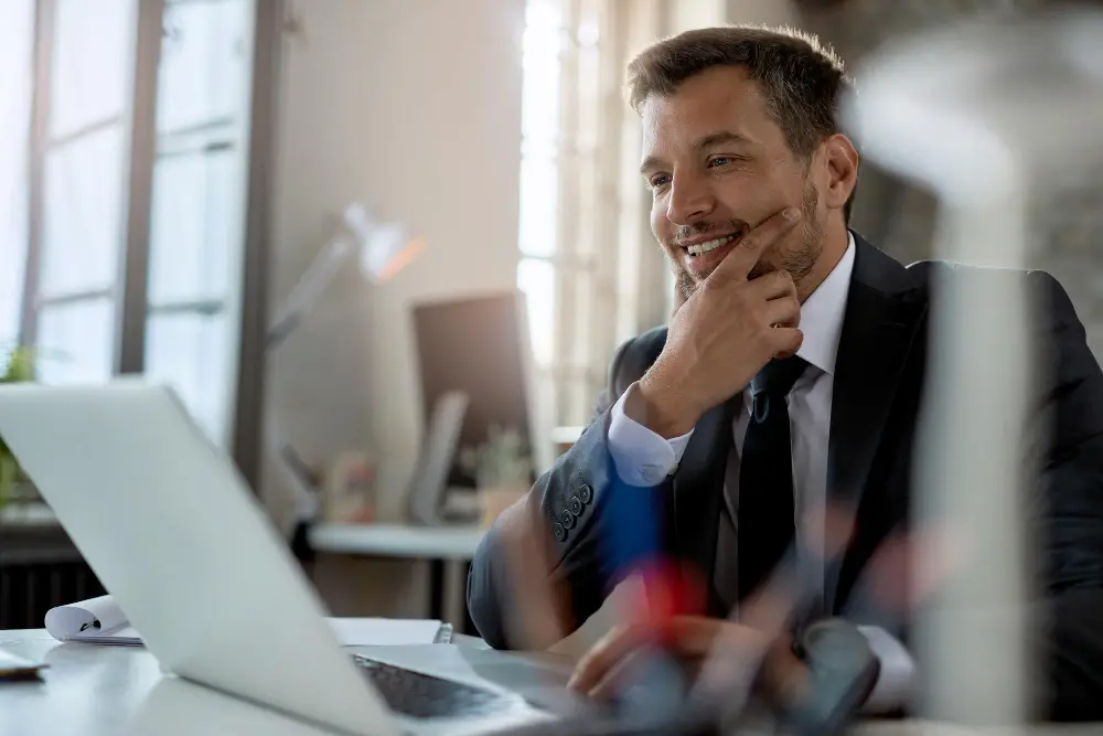 Un homme qui découvre comment financer sa formation avec ecoris executive grâce au CPF.