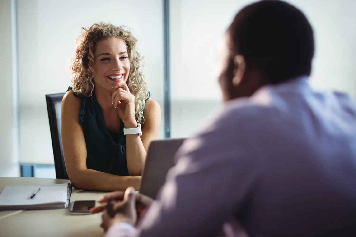 Une apprenante d'Ecoris Executive devenue Chargée de recrutement grâce au Titre professionnel Assistant Ressources Humaines.