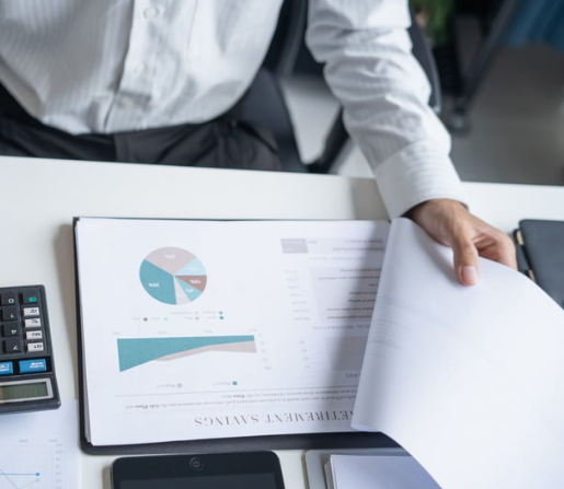 Personne analysant des documents avant de reprendre une formation professionnelle après 30 ans.