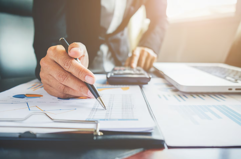 Professionnel préparant le financement de sa formation Executive 2026 en étudiant son budget et les aides disponibles.