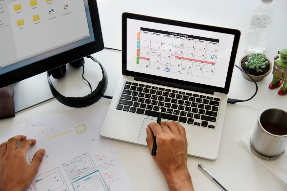 Professionnel organisant son planning de formation et de travail sur un calendrier numérique.
