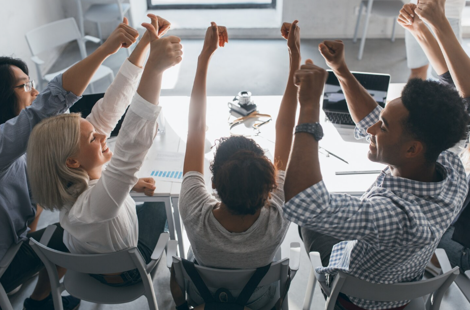 Félicitations aux apprenants célébrant leur réussite avec un taux de 80 % de réussite aux examens.