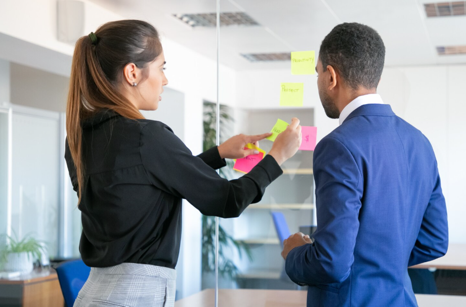 Professionnels en réunion préparant un projet, illustrant une reconversion professionnelle réussie en 2026 avec Ecoris Executive.