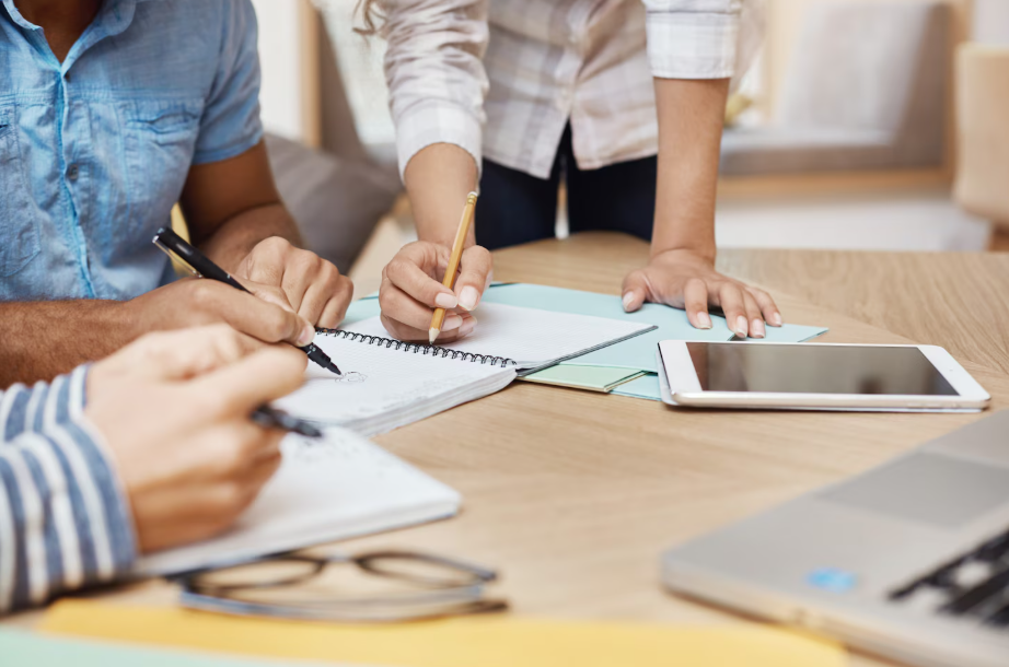 Professionnels en formation illustrant les différences entre un titre professionnel et un diplôme avec Ecoris Executive.