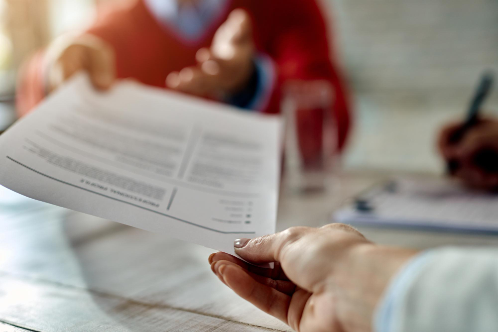 Candidat présentant son CV après une formation professionnelle